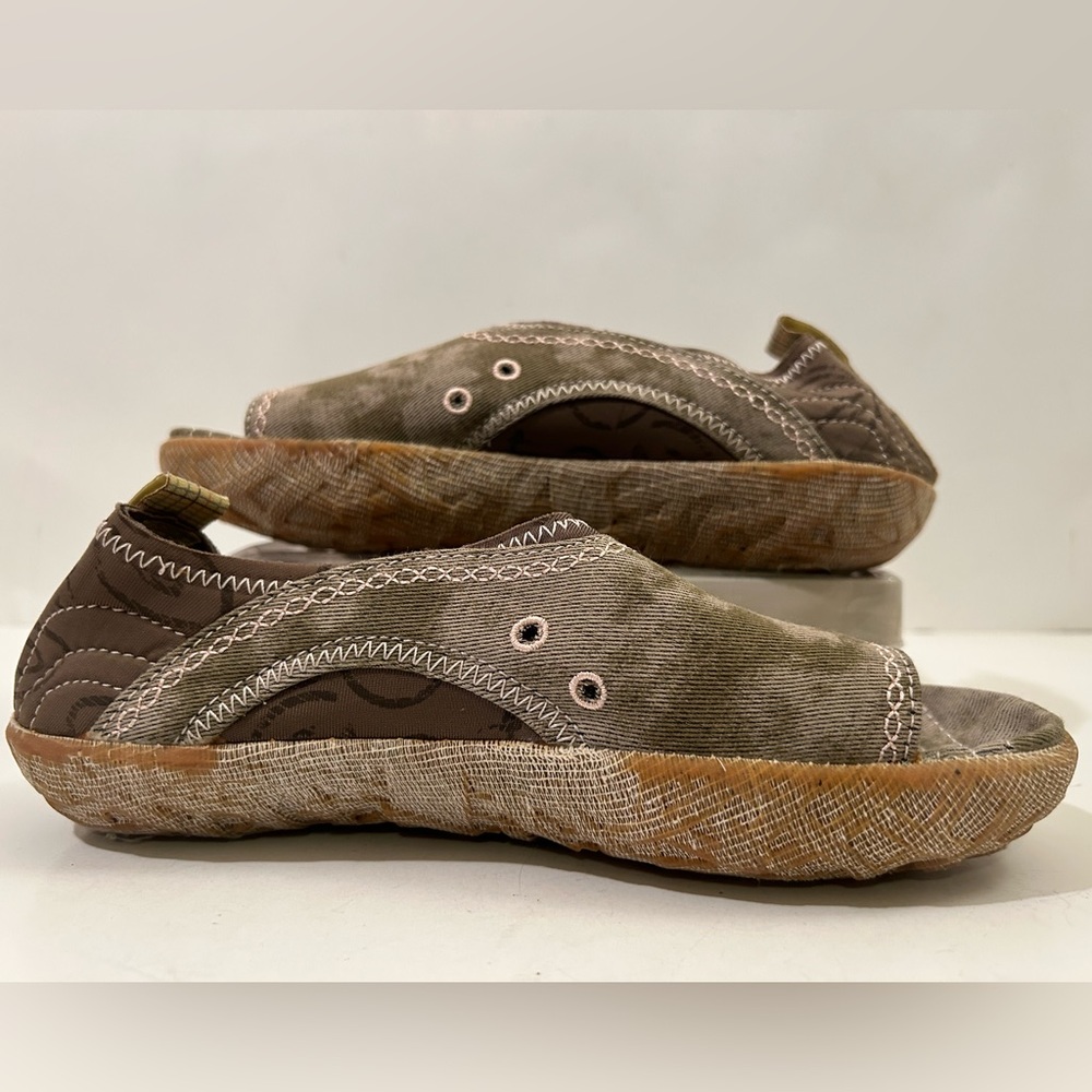 Cushe Shucoon Open Toe Green and Brown Minimalist Slides Women’s Size 7